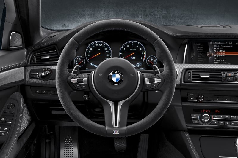 BMW M5 ma już 30 lat!