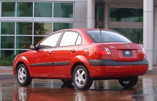 Druga generacja modelu Rio dostępna była jako pięciodrzwiowy hatchback lub czterodrzwiowy sedan
