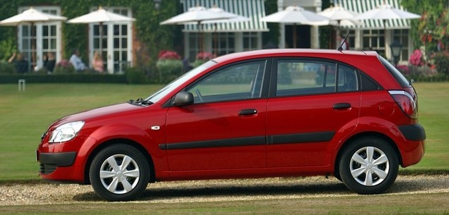 Druga generacja modelu Rio dostępna była jako pięciodrzwiowy hatchback lub czterodrzwiowy sedan