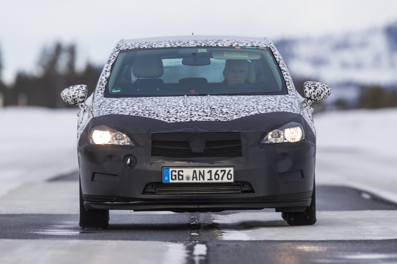 Nowy Opel Astra w kamuflażu