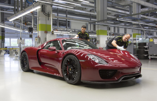 Końcowa kontrola ostatniego egzemplarza Porsche 918 Spyder w manufakturze w Zuffenhausen