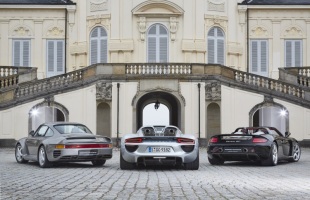 Trzy pokolenia supersportowych modeli Porsche: 959, 918 Spyder oraz Carrera GT (od lewej)
