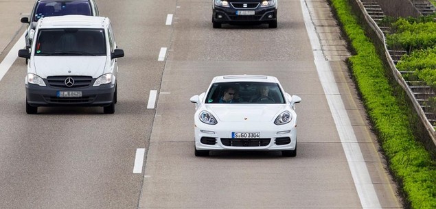 Porsche Panamera S E-Hybrid podczas jazd testowych na autostradzie