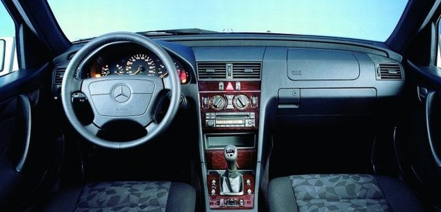 Wnętrza Mercedesów nie każdemu się spodobają - priorytetami są tu prostota i funkcjonalność