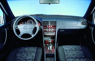 Wnętrza Mercedesów nie każdemu się spodobają - priorytetami są tu prostota i funkcjonalność