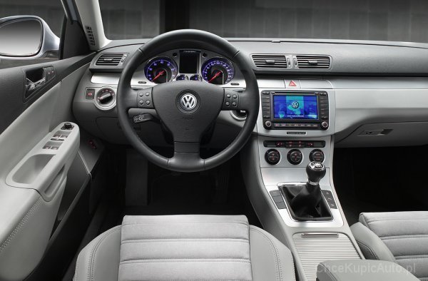 VW Passat B6 - rysa na legendzie