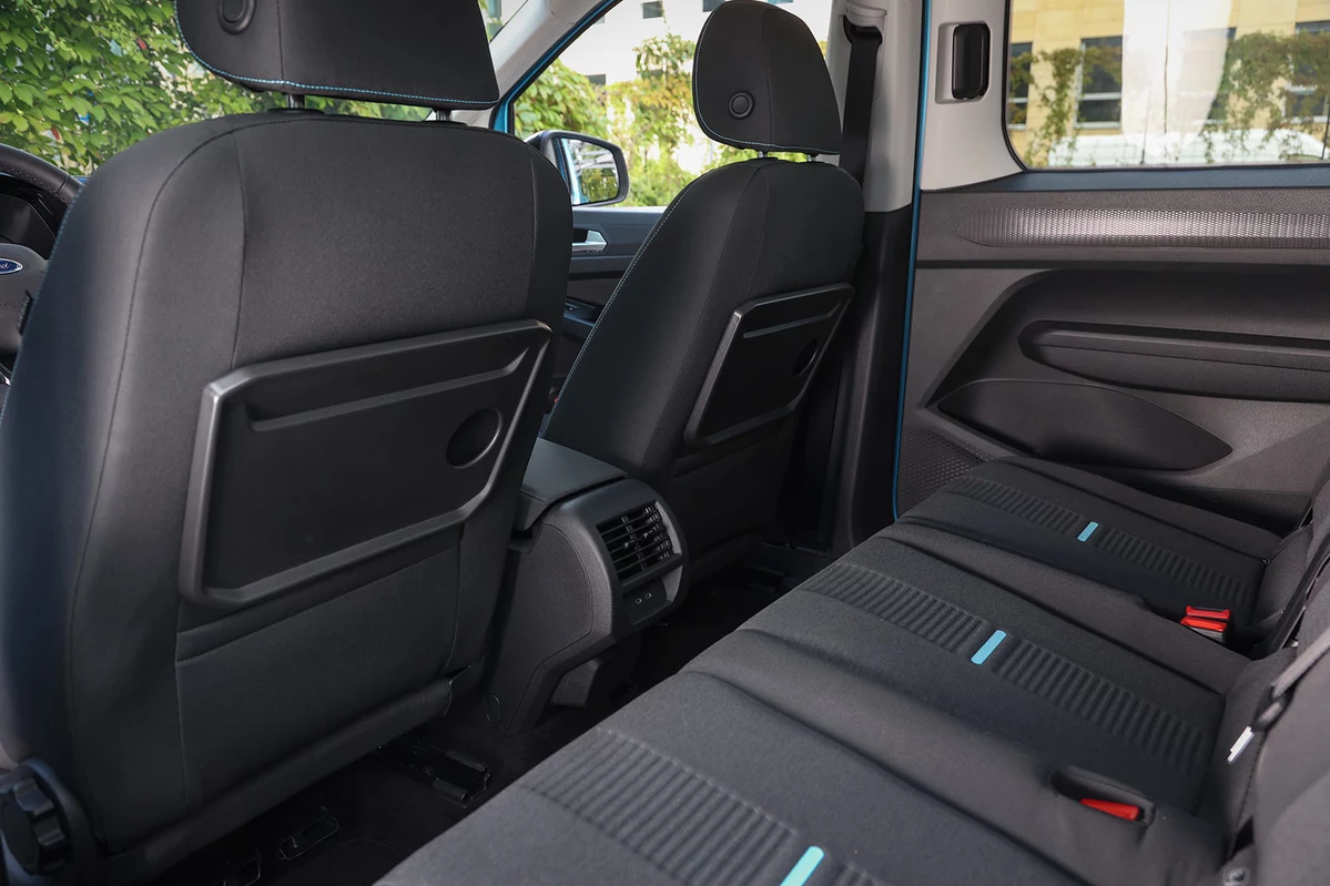Tapis De Sol Auto OMAC Pour Ford Tourneo Connect III 2022-2025 - Noir TPE 4 Pièces