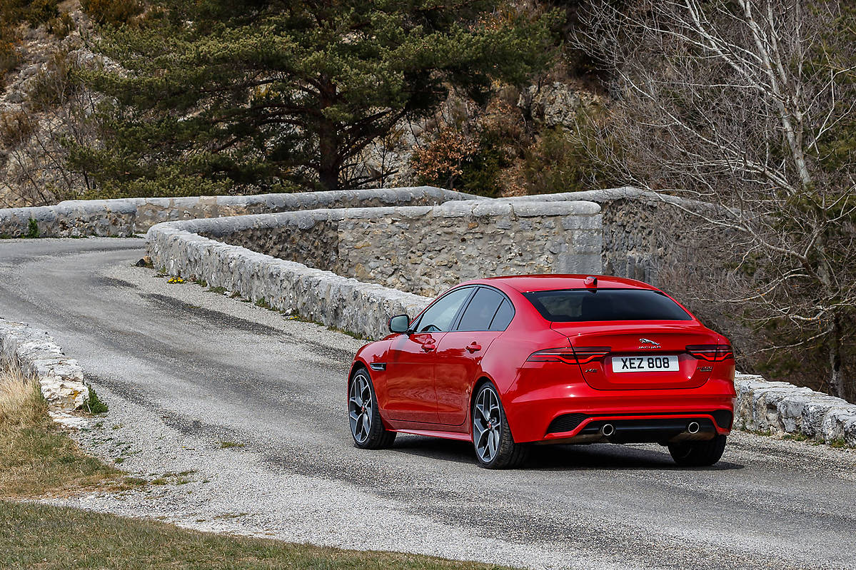 Jaguar XE I FL D180 180 KM