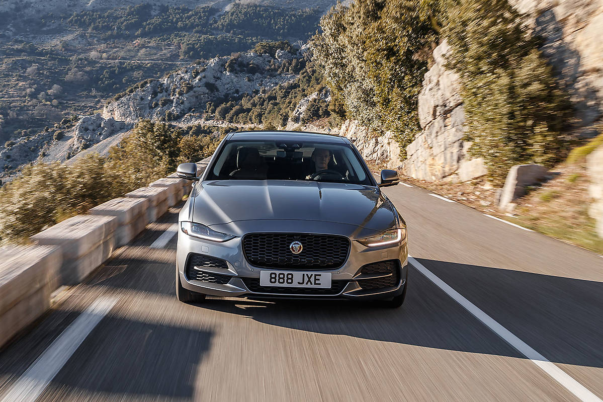 Jaguar XE I FL P300 300 KM