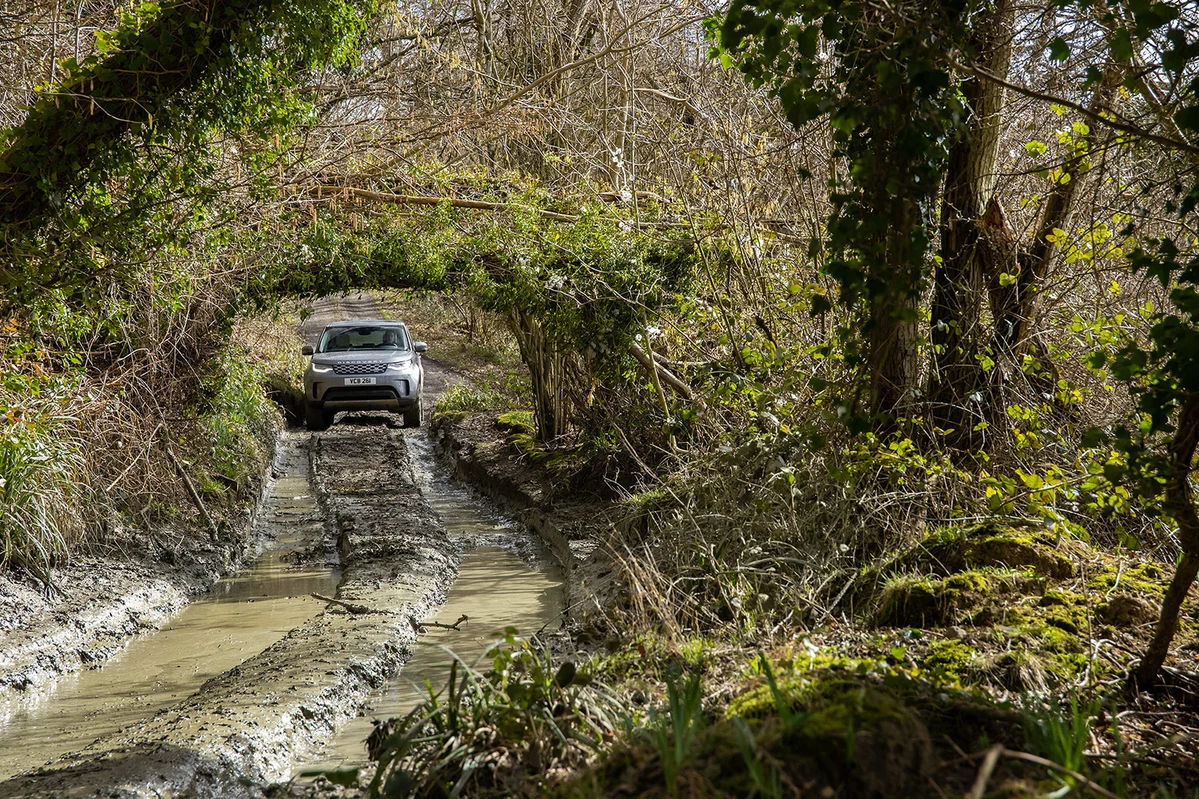 Land Rover Discovery V FL P300 MHEV 300 KM