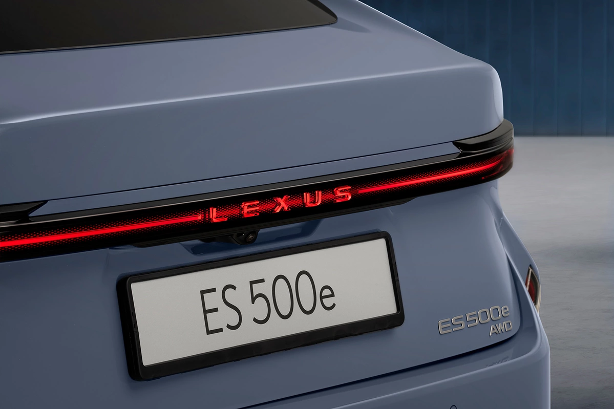 Lexus ES VIII 500e 343 KM