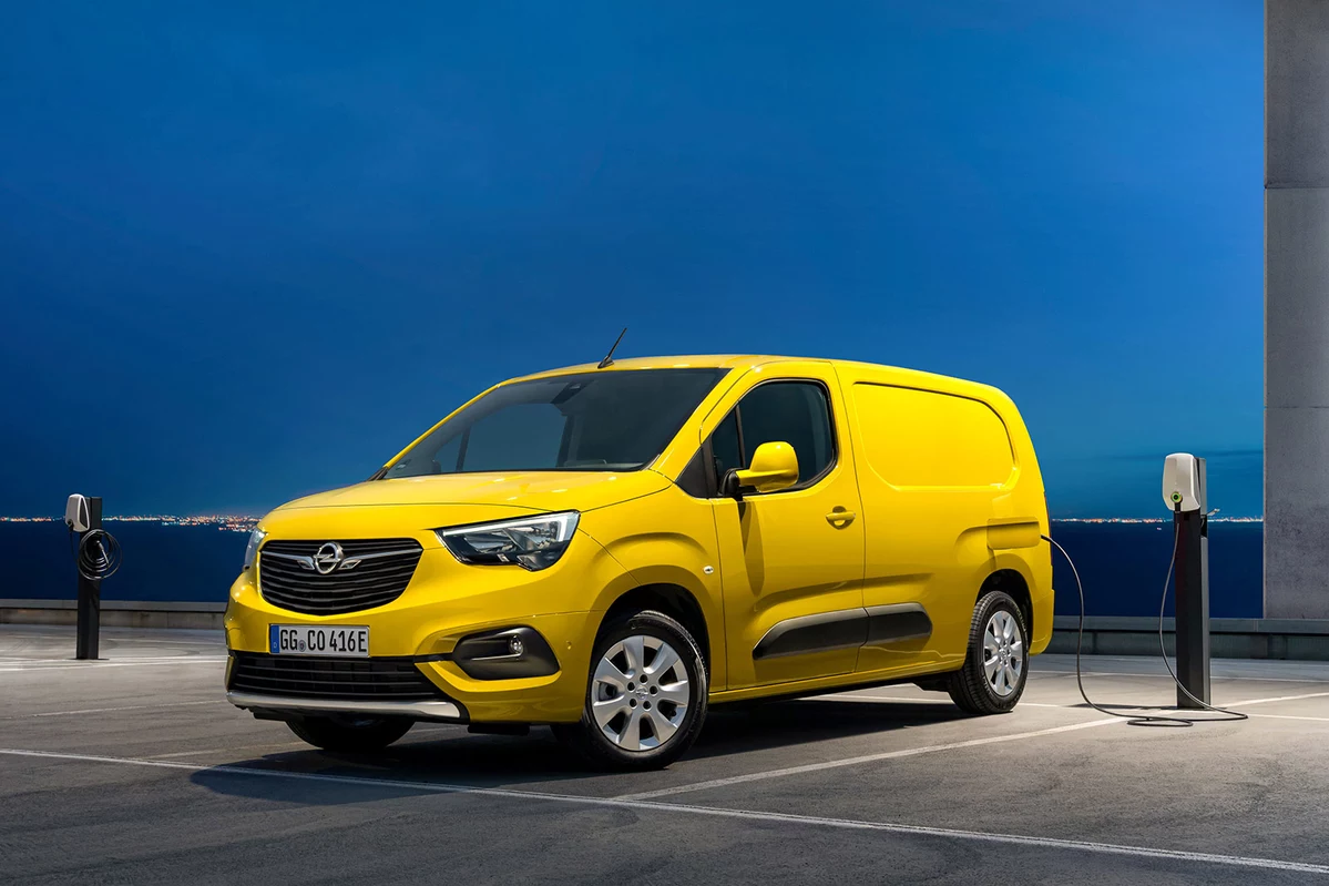 Opel Combo E elektryczny 3300 50 kWh 136 KM