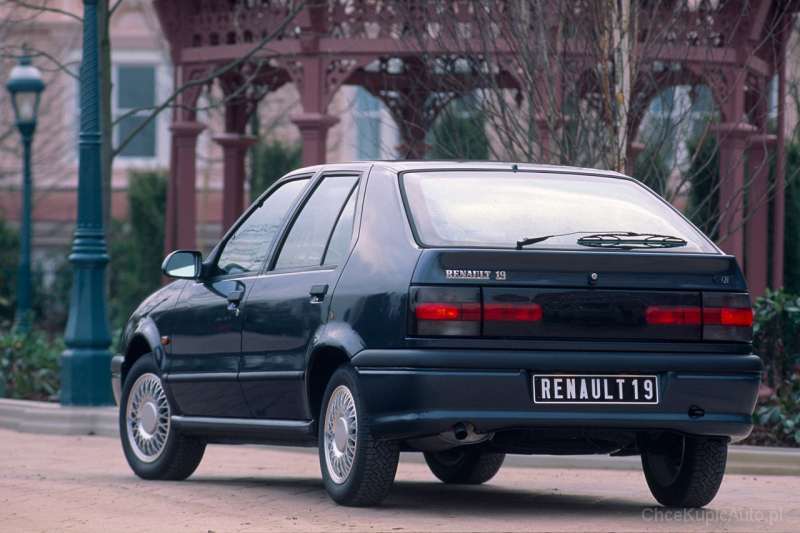 Renault 19 1.8 107 KM 1996 hatchback 5dr skrzynia ręczna
