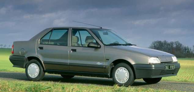 Renault 19 1.8 135 KM 1994 sedan skrzynia ręczna napęd przedni