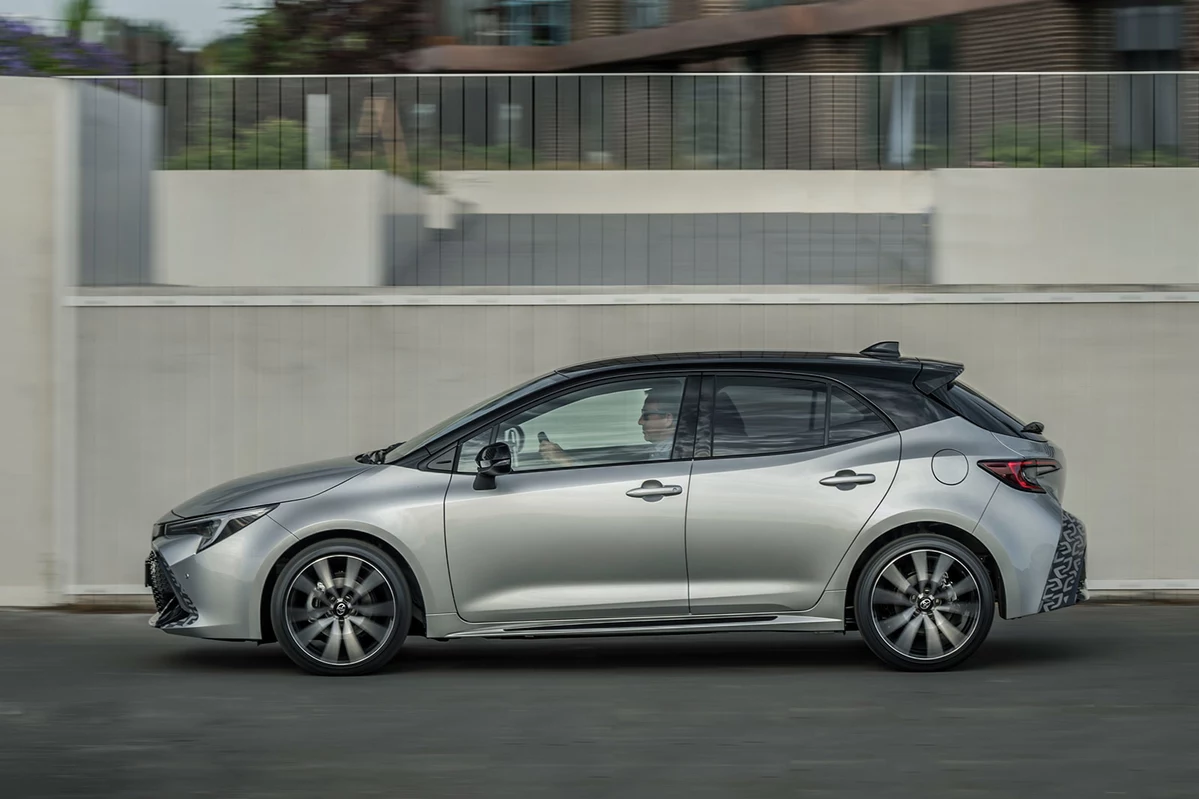 Tappetini Velluto Su Misura Per Toyota Corolla E210 Hatchback (2019+) E Corolla Cross Hybrid (2022+) - Set 4 Pezzi Made In Italy