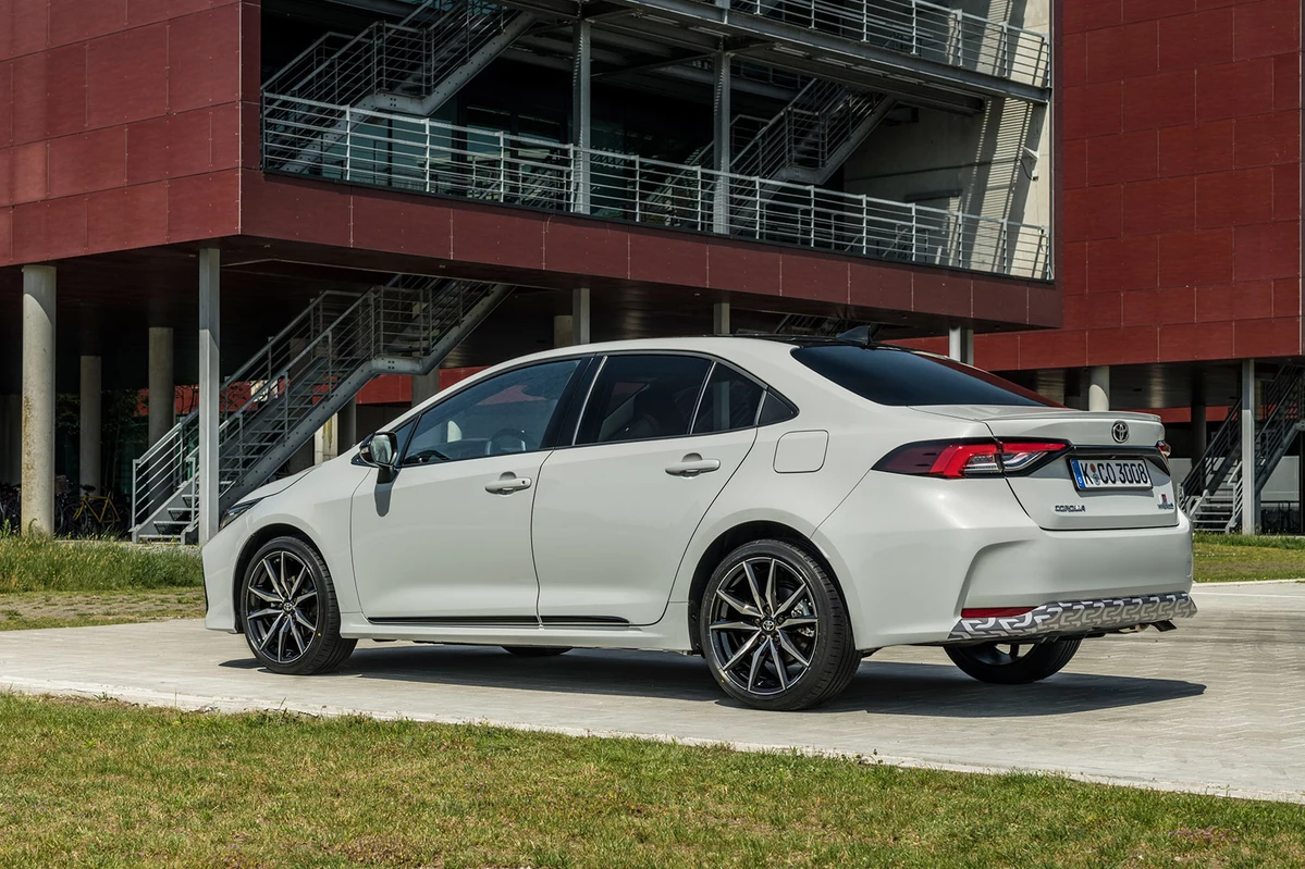 Toyota Corolla E210 FL 1.8 Hybrid 140 KM