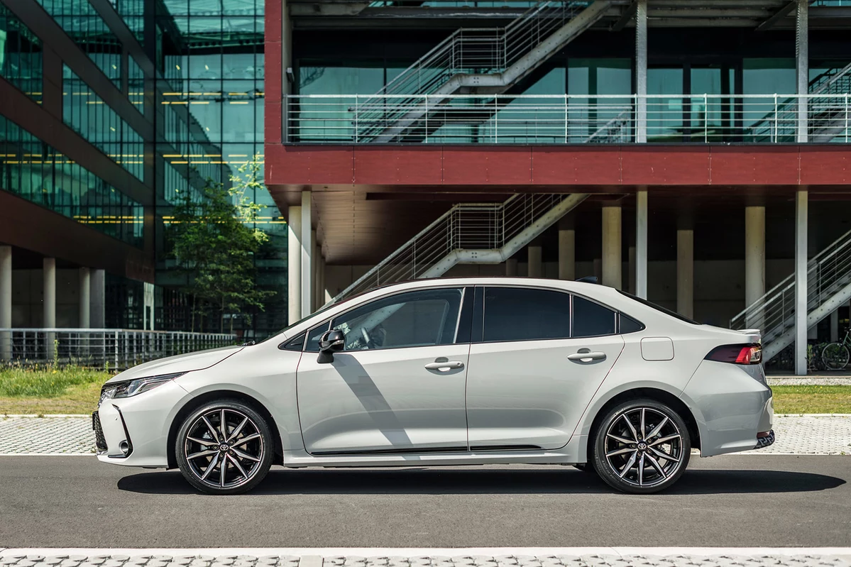 Toyota Corolla E210 FL 1.8 Hybrid 140 KM