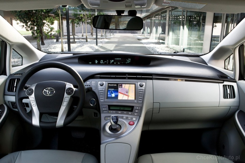 Toyota Prius III 1.8 Hybrid 135 KM
