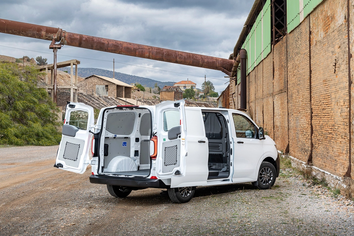 Volkswagen Transporter T7 L1 2.0 TDI 150 KM