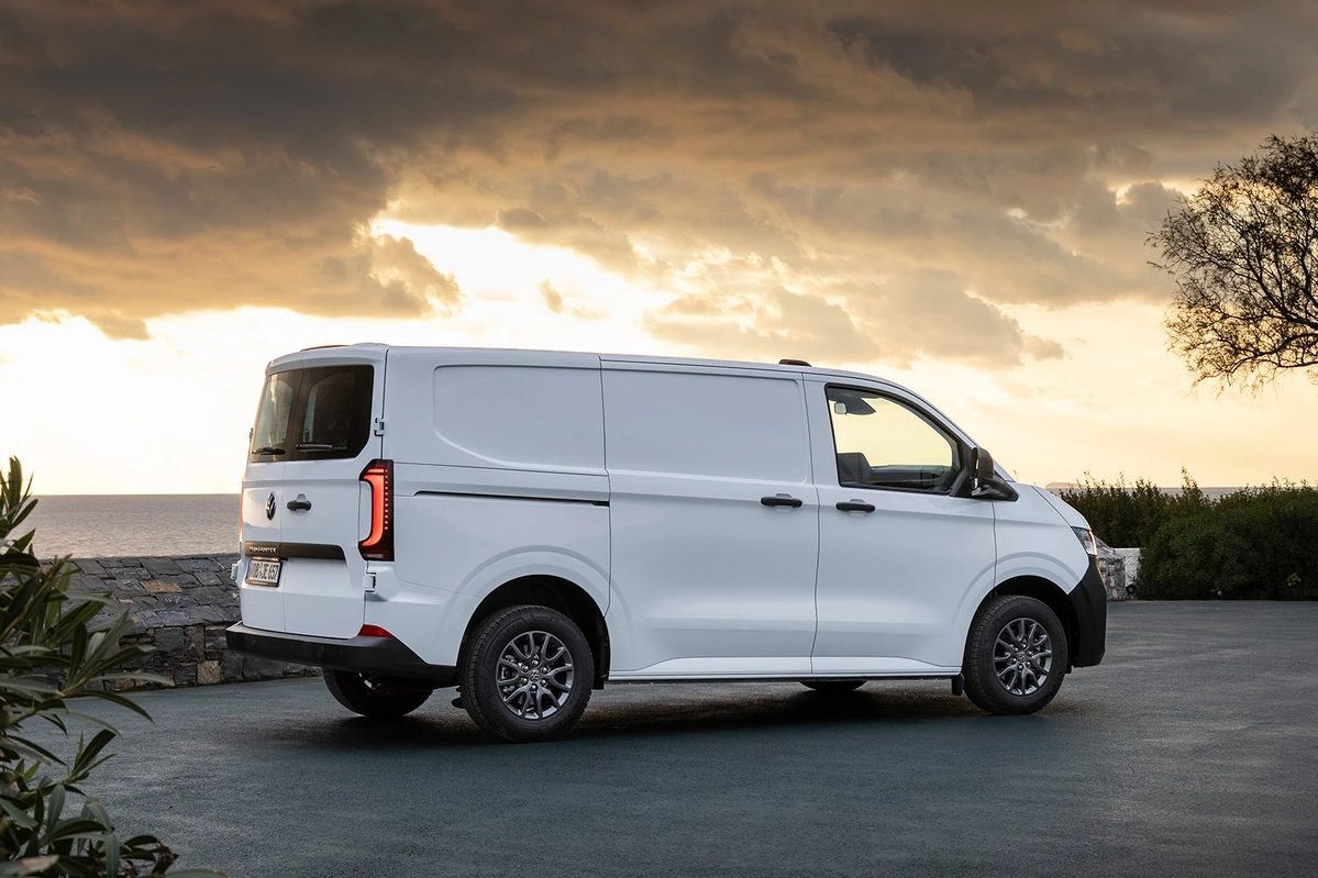 Volkswagen Transporter T7 L1 2.0 TDI 150 KM